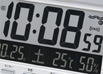 すりガラス風の液晶に大きい書体の数字で時刻を見やすくハッキリ表示
カレンダー・温湿度表示の反転液晶が、全体引き締めデザインのアクセントに