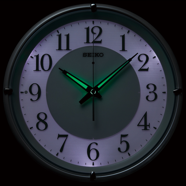 針は緑色、文字板は白色に光る暗い中でも時刻が読み取れる掛時計に新