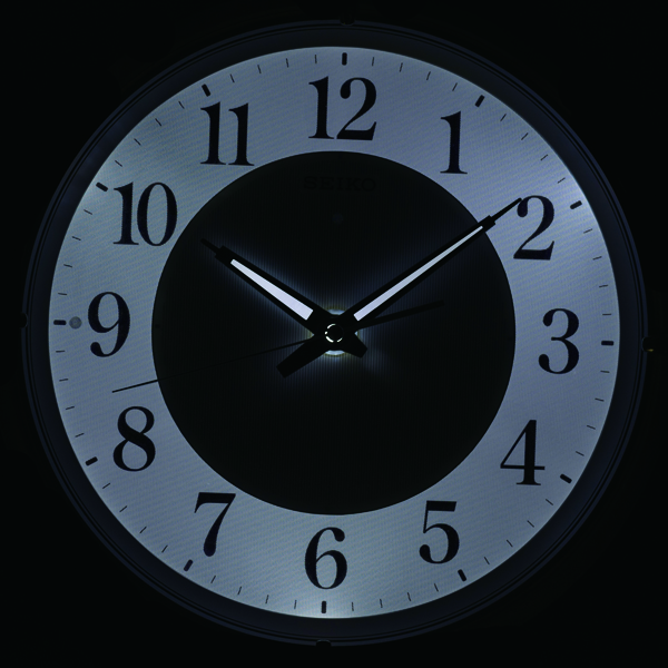 針は緑色、文字板は白色に光る暗い中でも時刻が読み取れる掛時計に新